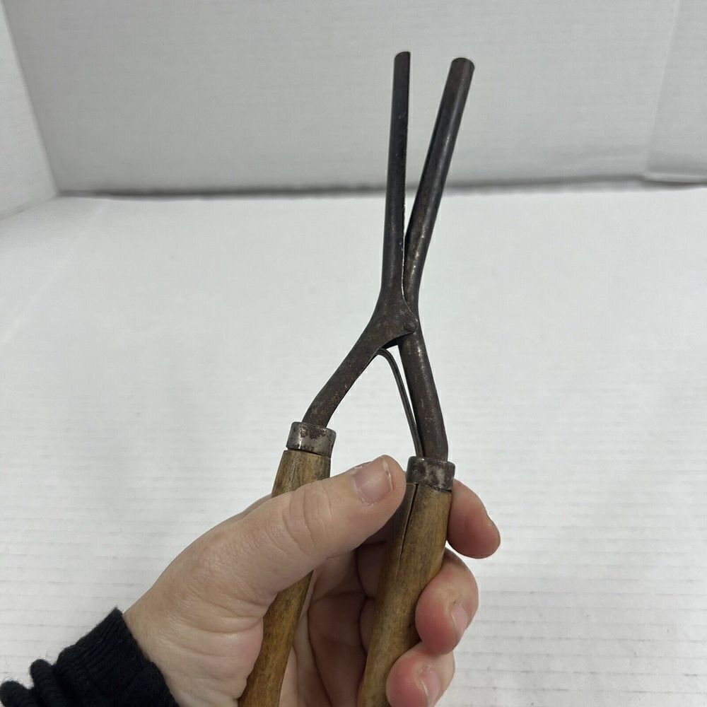 Antique Vintage Curling Iron Hair Crimpers Wood Handles - Picture 3 of 10